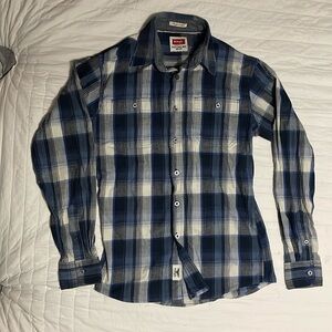 Wrangler men’s size small button down shirt